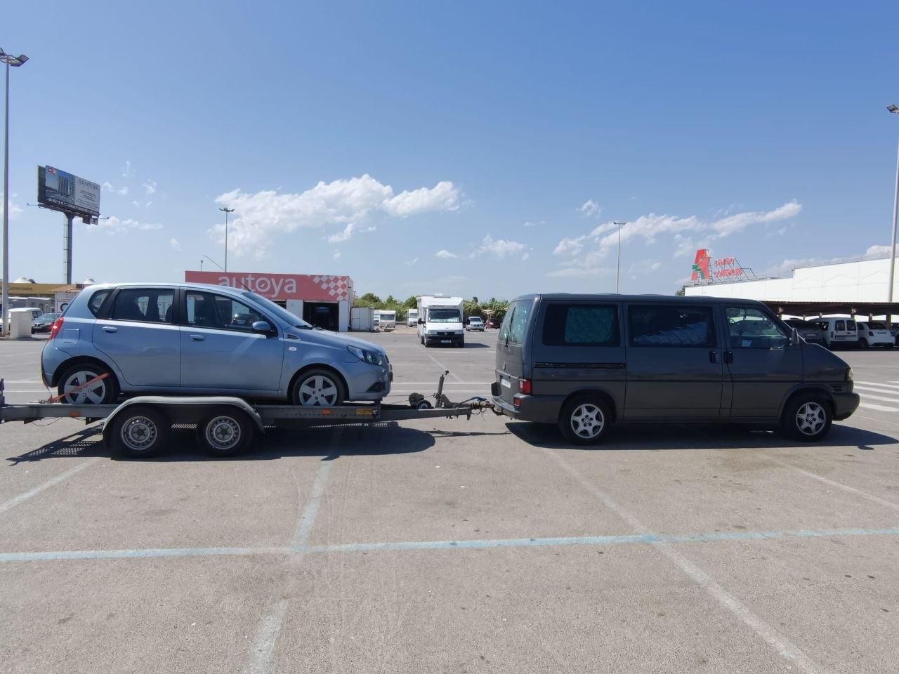 Remolque portacoches EDUARD PL20 Valencia con coche