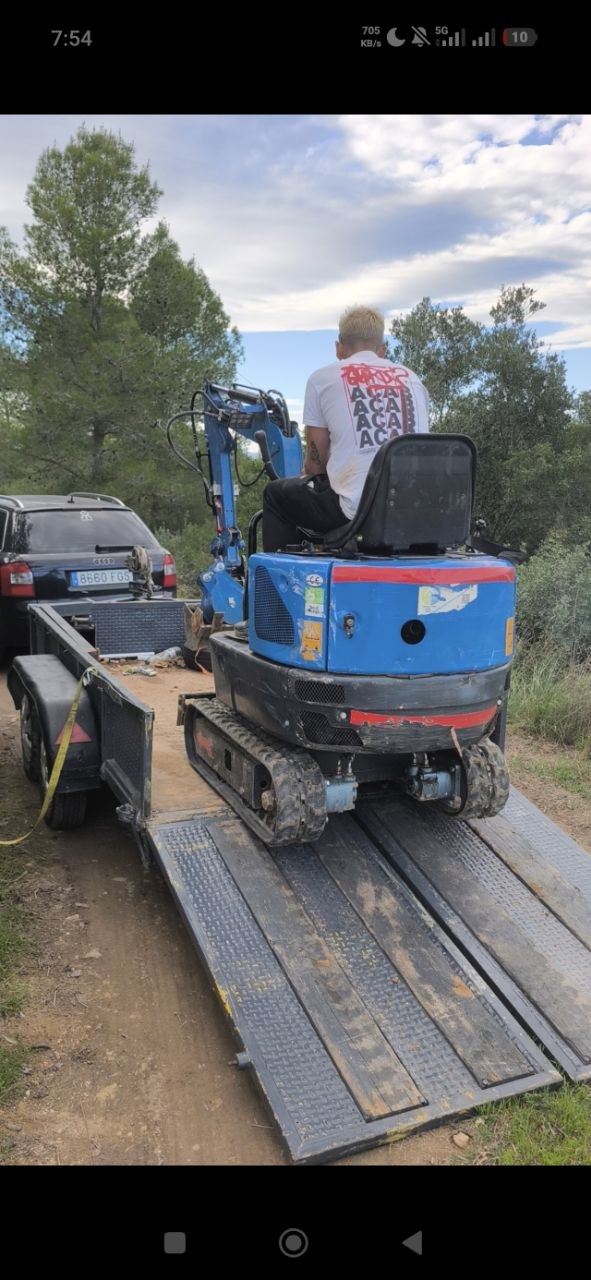 Remolque portamaquinaria Valencia con miniexcavadora