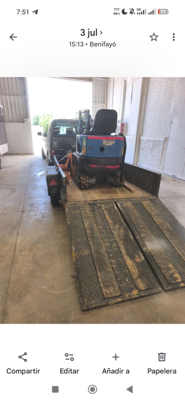 Portamaquinaria subiendo maquinaria
